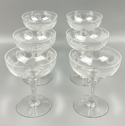 Suite de 6 coupes à champagne en cristal gravé, lot n°2