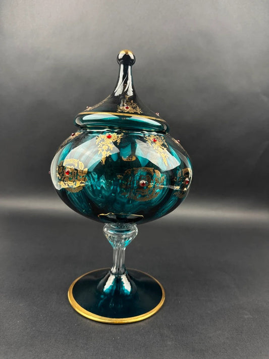 Coupe décorative en verre bleu émaillé & doré cabochons rouges – hauteur 32 cm