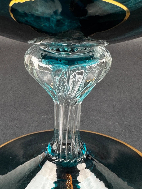 Coupe décorative en verre bleu émaillé & doré cabochons rouges – hauteur 32 cm