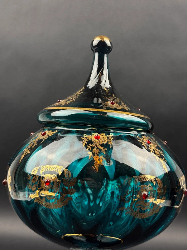 Coupe décorative en verre bleu émaillé & doré cabochons rouges – hauteur 32 cm