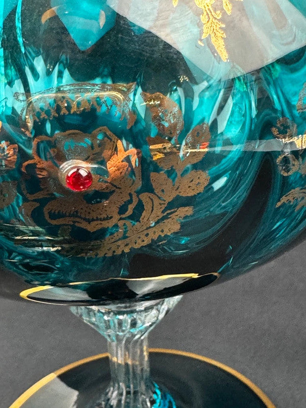 Coupe décorative en verre bleu émaillé & doré cabochons rouges – hauteur 32 cm