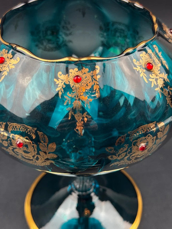Coupe décorative en verre bleu émaillé & doré cabochons rouges – hauteur 32 cm