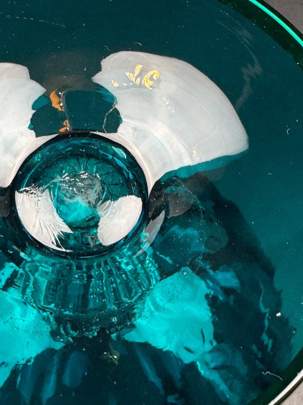 Coupe décorative en verre bleu émaillé & doré cabochons rouges – hauteur 32 cm