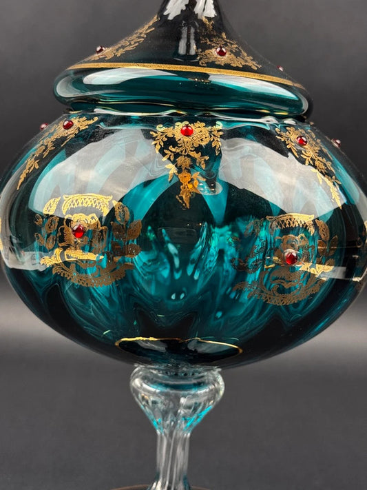 Coupe décorative en verre bleu émaillé & doré cabochons rouges – hauteur 32 cm