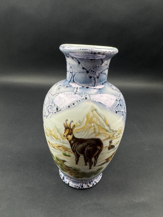 Vase en porcelaine décorée J. Lecquerile Lusseray France, décor chamois et montagnes