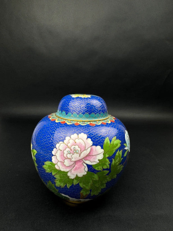 Vase cloisonné chinois à décor de pivoines sur fond bleu, hauteur 15 cm