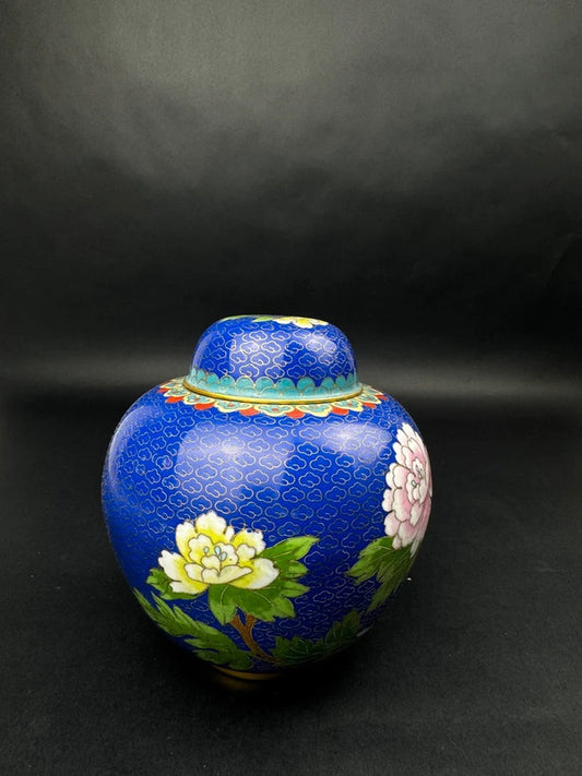 Vase cloisonné chinois à décor de pivoines sur fond bleu, hauteur 15 cm