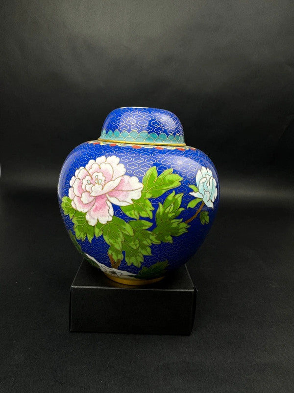 Vase cloisonné chinois à décor de pivoines sur fond bleu, hauteur 15 cm