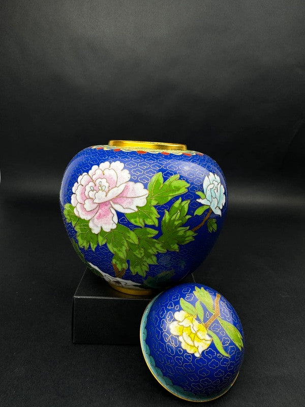 Vase cloisonné chinois à décor de pivoines sur fond bleu, hauteur 15 cm