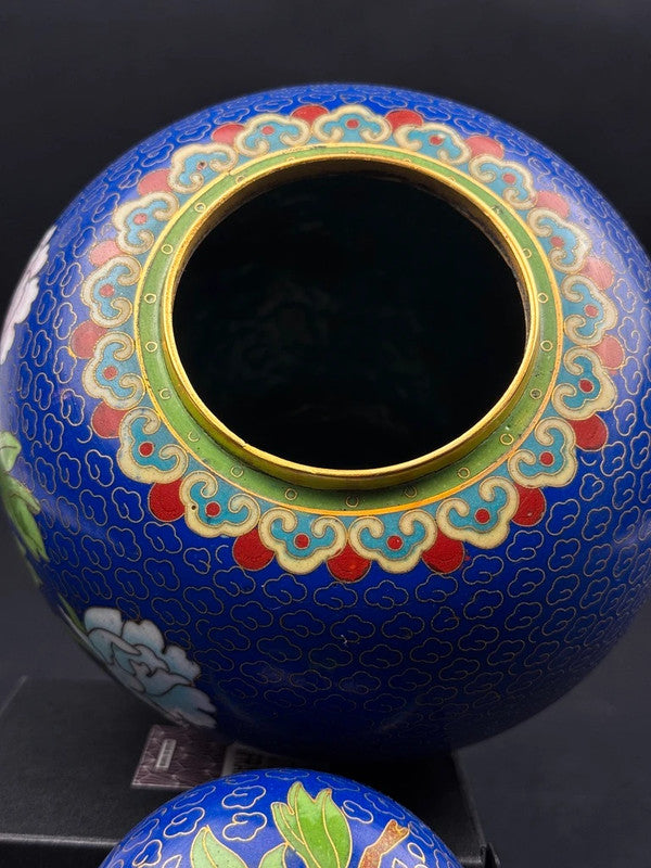 Vase cloisonné chinois à décor de pivoines sur fond bleu, hauteur 15 cm