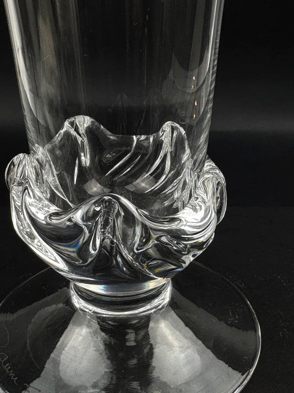 Vase Daum France modèle Sorcy en cristal clair sculpté, hauteur 14,5 cm