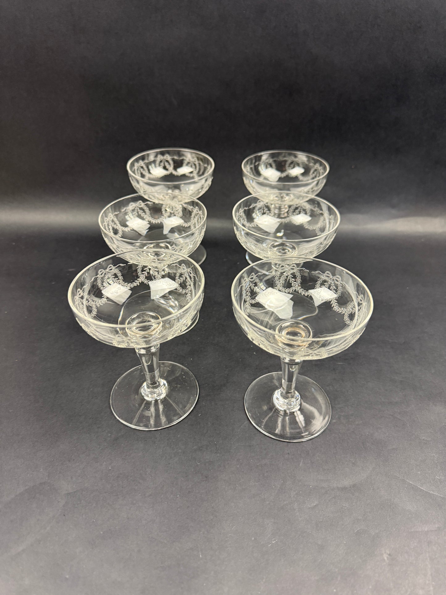 Suite de 6 coupes à champagne en cristal gravé, lot n°2