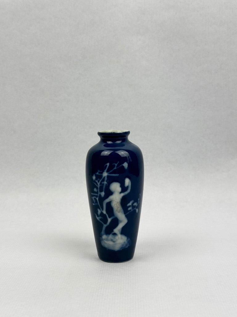 Vase Tharaud Limoges bleu de four à décor en réserve d’un putto