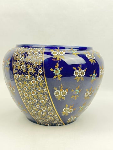 Cache-pot en porcelaine de Limoges décor émaillé or et fleurs relief bleu de Four