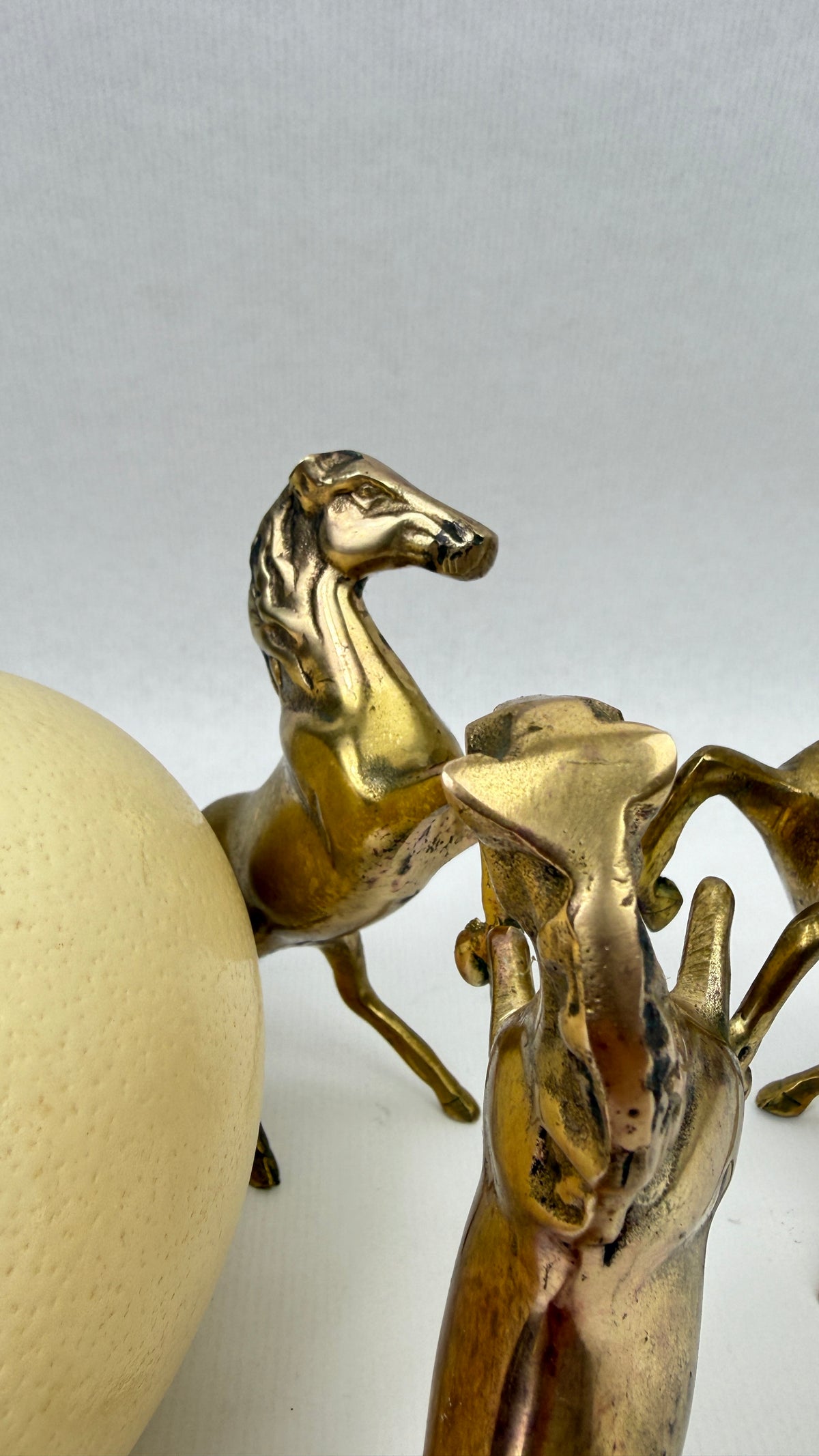 Grand oeuf d'autruche sur support aux trois chevaux cabrés en laiton vintage