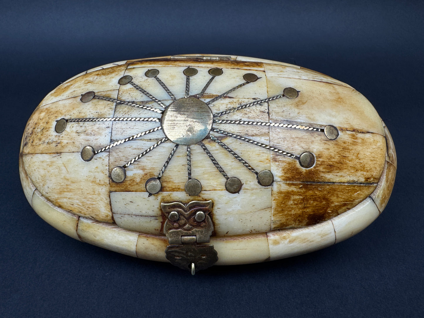 Boîte ovale ancienne en os et laiton, décor rayonnant – Inde, XIXᵉ siècle