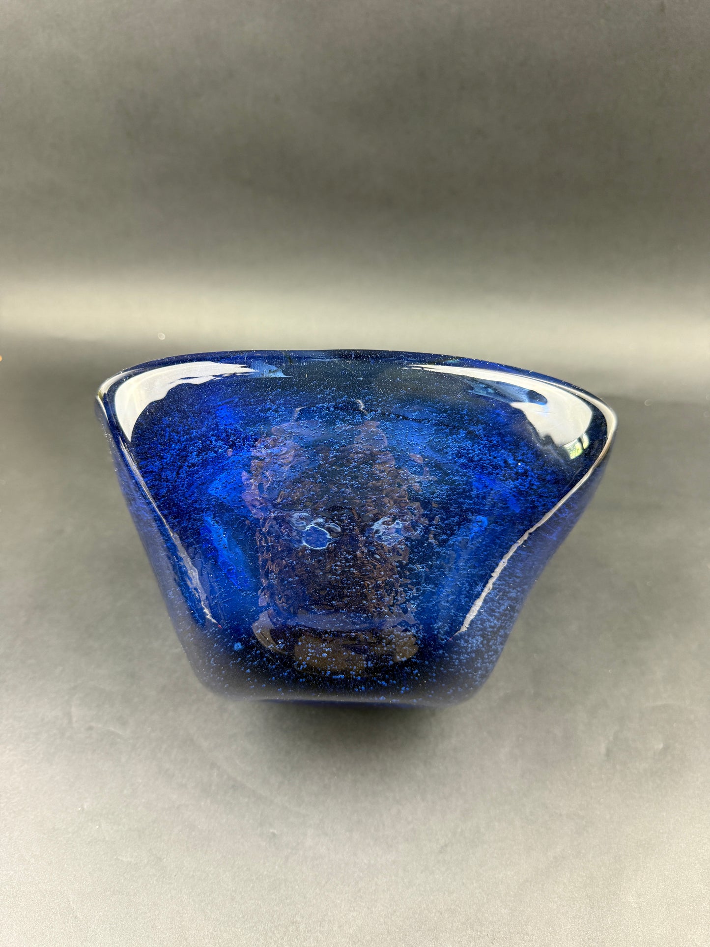 Mortier et pilon dans le gout de Biot, bleu dur