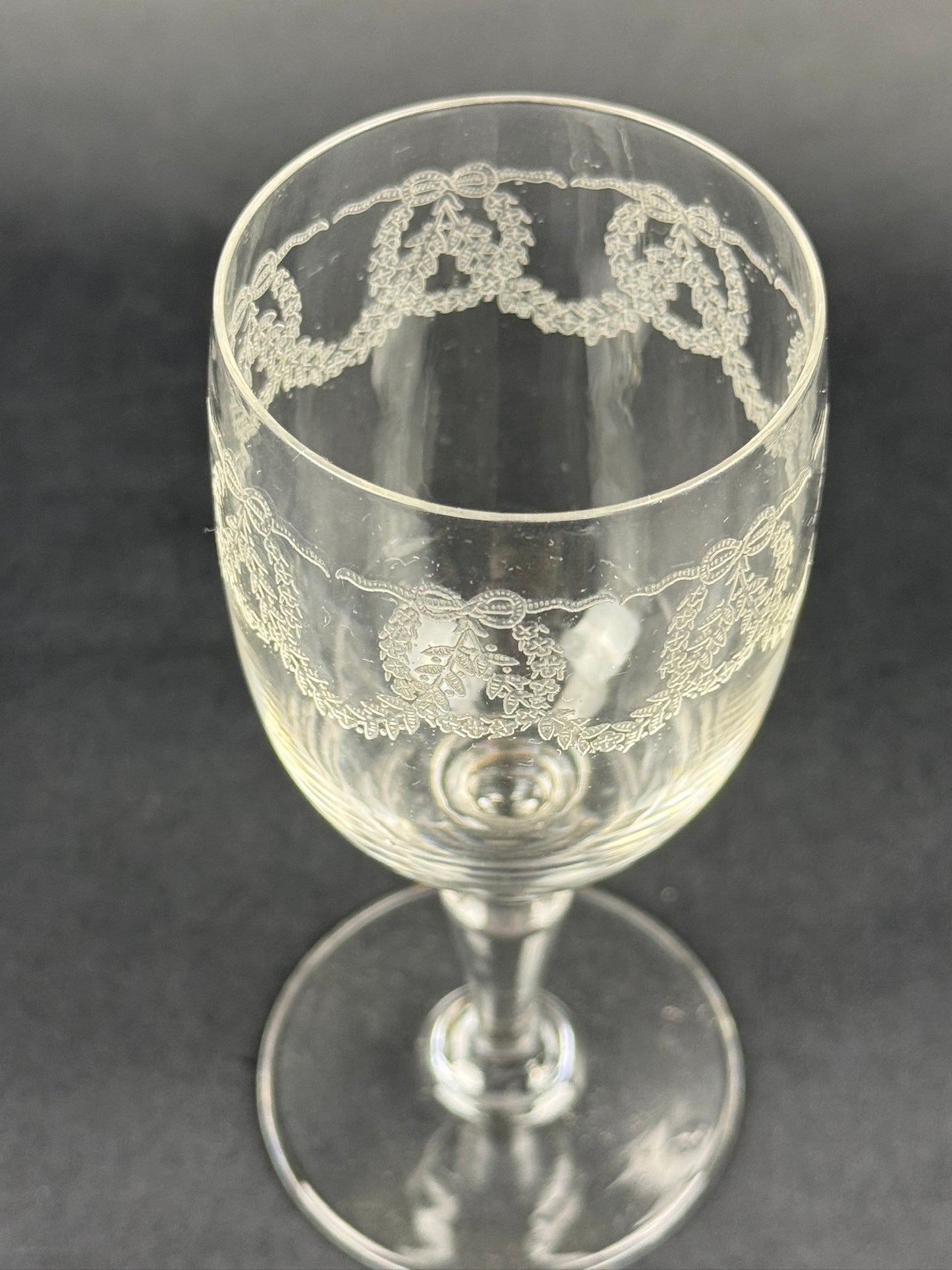 Suite de 6 verres à vin blanc/porto en cristal gravé