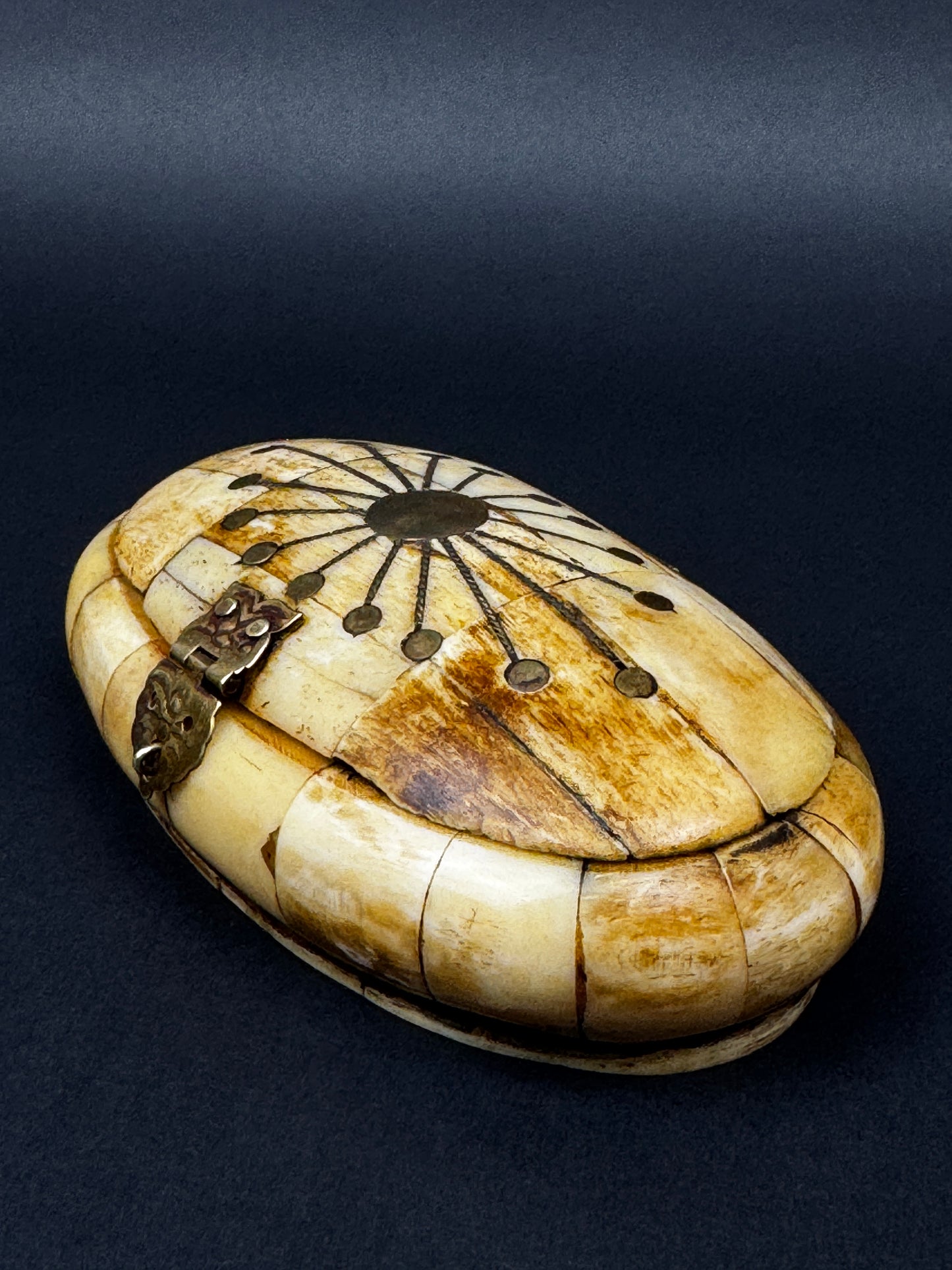 Boîte ovale ancienne en os et laiton, décor rayonnant – Inde, XIXᵉ siècle