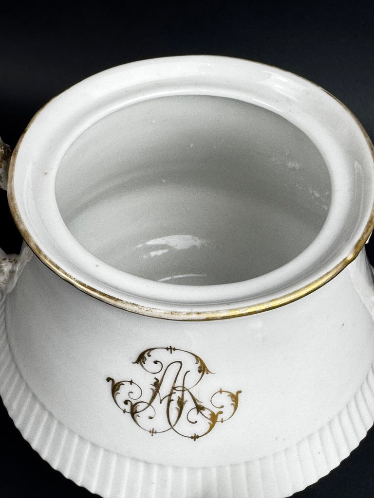 Grand sucrier en porcelaine de Paris XIXe à monogramme doré ARJ