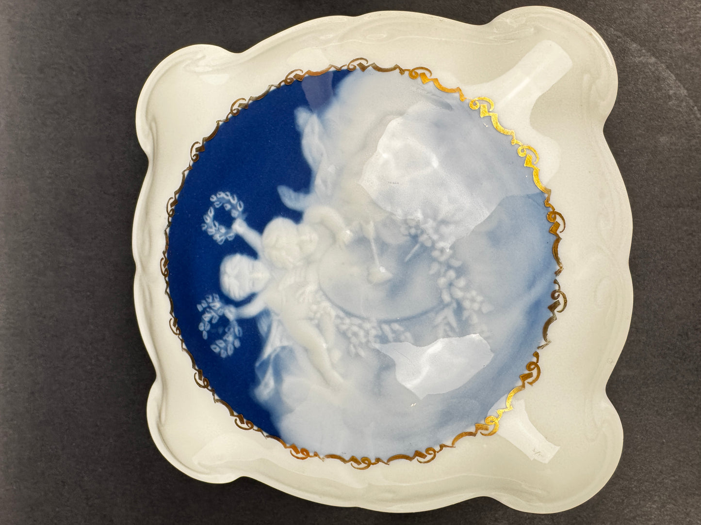 Boîte carrée Tharaud Limoges, décor putti en camaïeu bleu