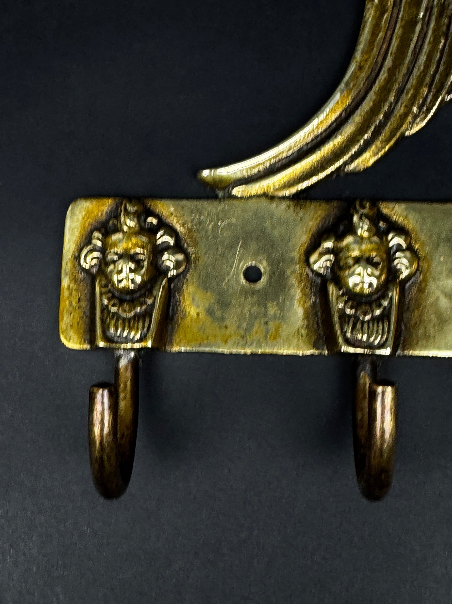 Patère murale en bronze à décor d’aigle et mascarons – style Empire