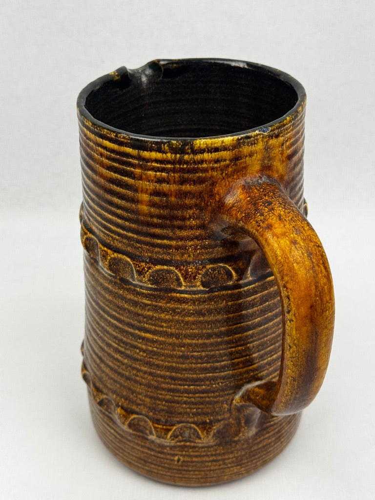 Grand pichet Accolay en grès émaillé brun, décor géométrique incisé – vers 1960