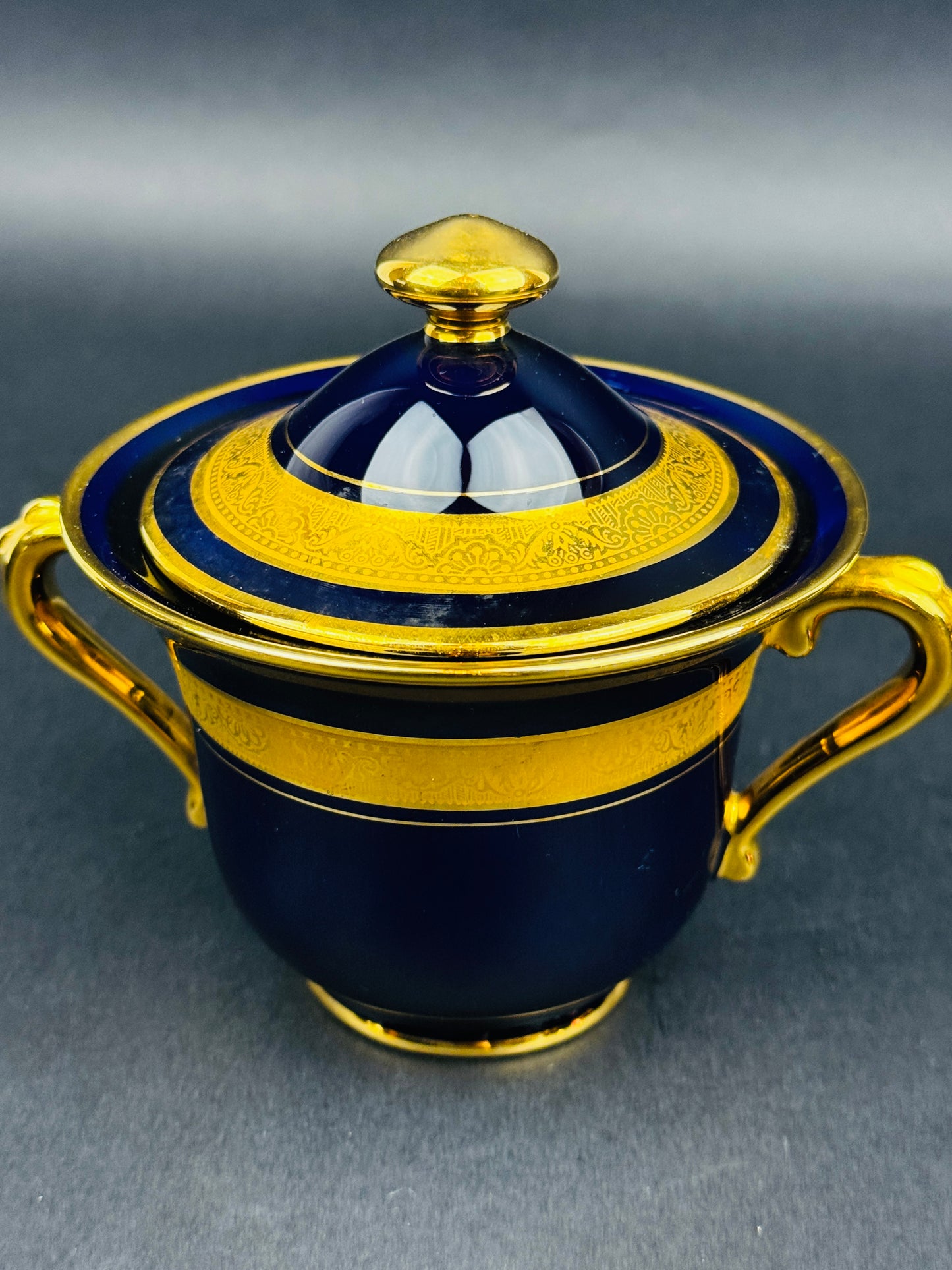 Service à café tête à tête bleu de Four et or Legle Limoges, porcelaine d’art