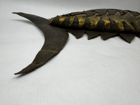 Sculpture murale poisson métal doré et fer riveté art brutaliste