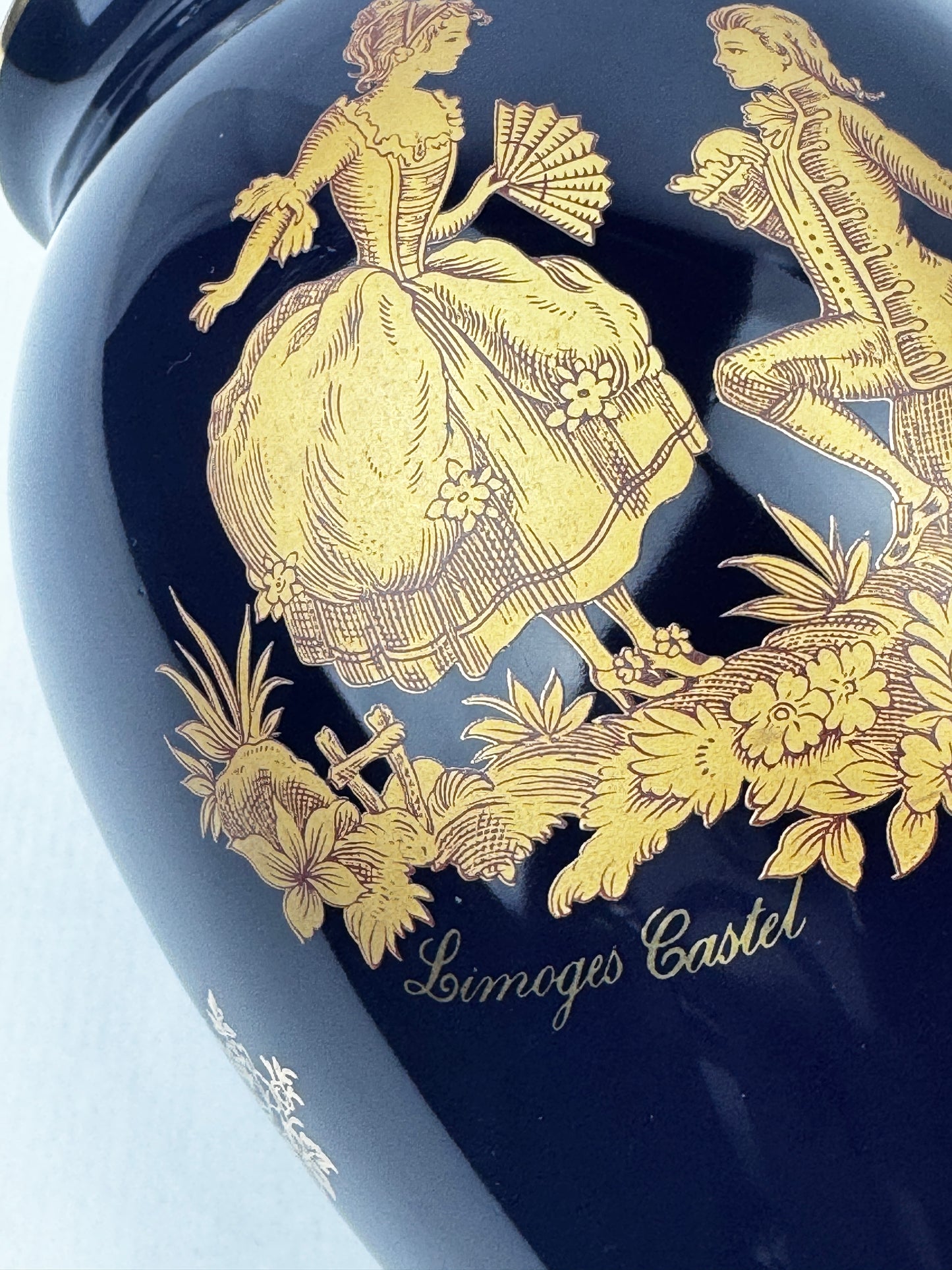 Vase Limoges Castel décor romantique doré à l’or 22 carats – H25 cm