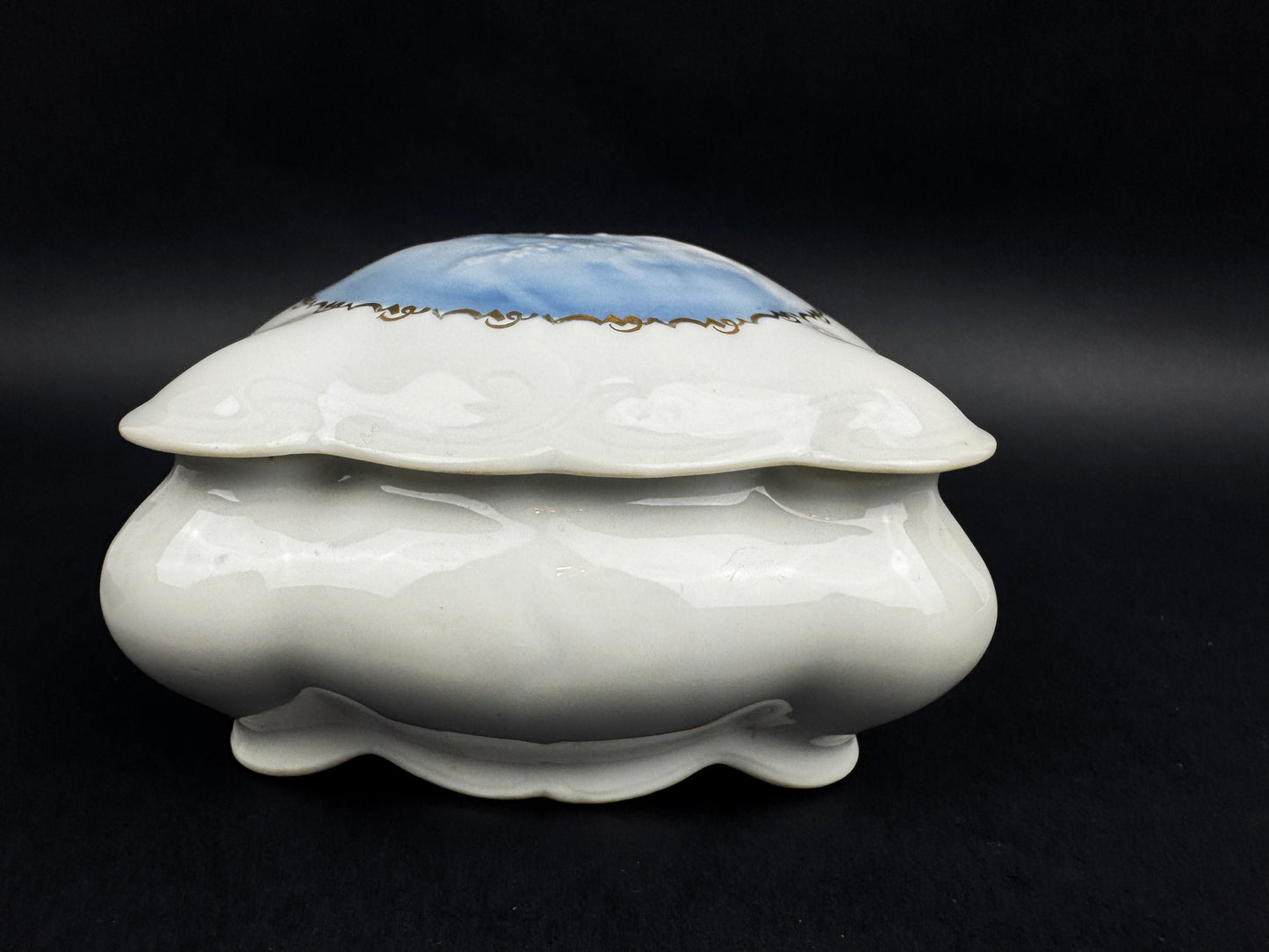 Boîte carrée Tharaud Limoges, décor putti en camaïeu bleu