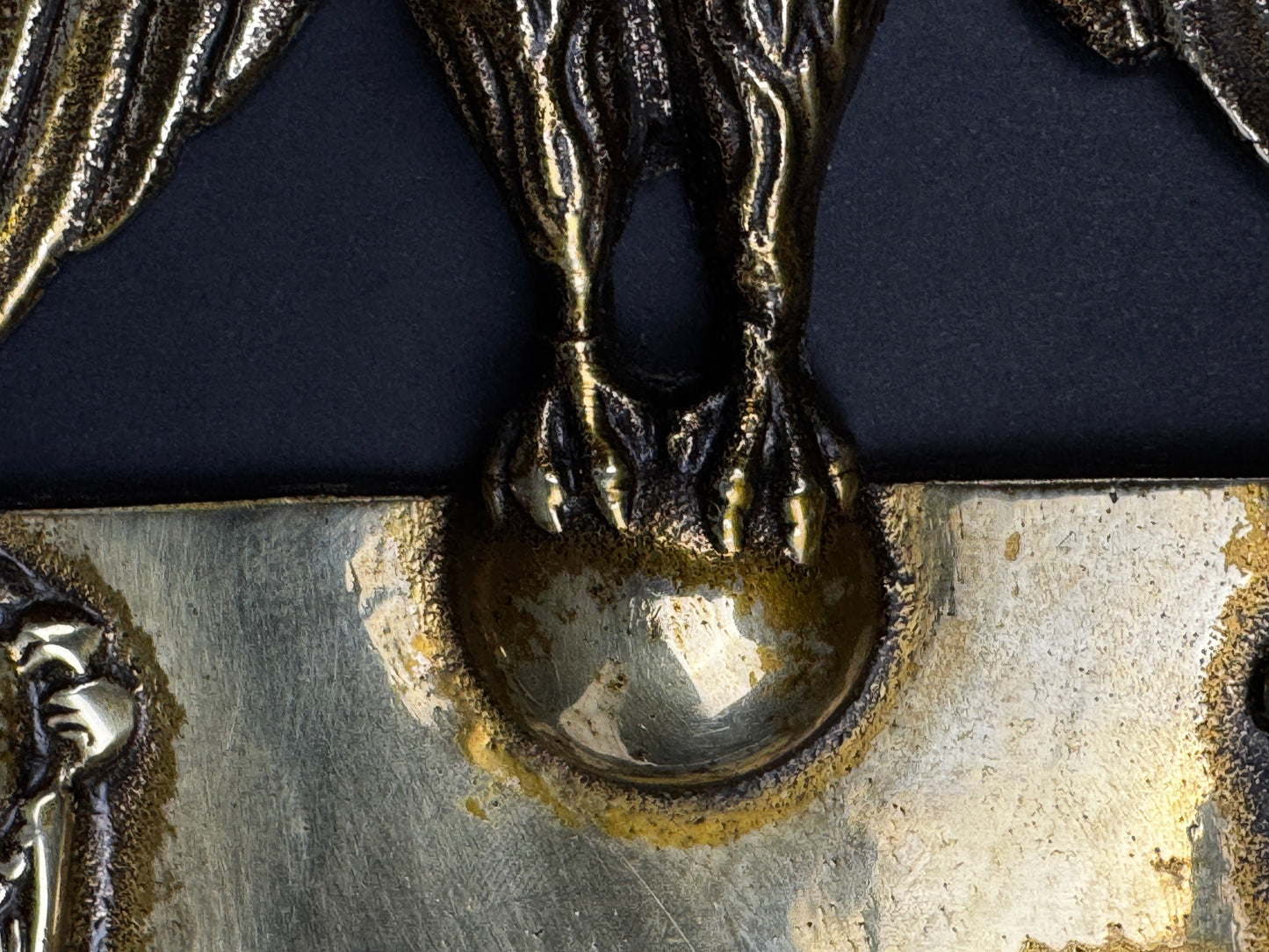 Patère murale en bronze à décor d’aigle et mascarons – style Empire