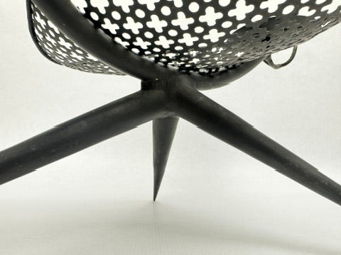 Chandelier sculpture en fer perforé motif trèfle style Mathieu Matégot 1950