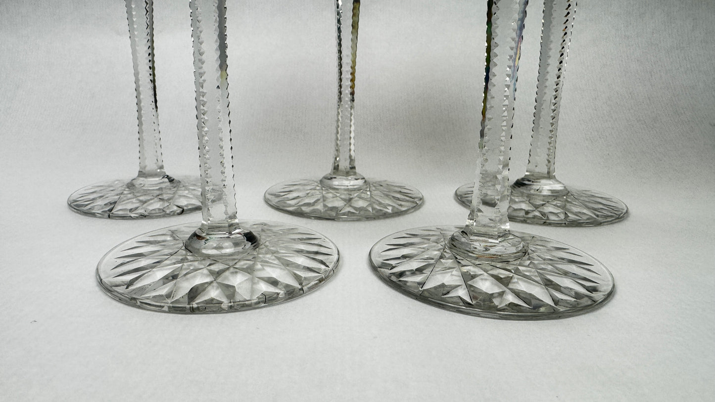 Suite de 5 verres anciens en cristal taillé doublé couleur 19 cm – Baccarat – Modèle S1136 – vers 1890