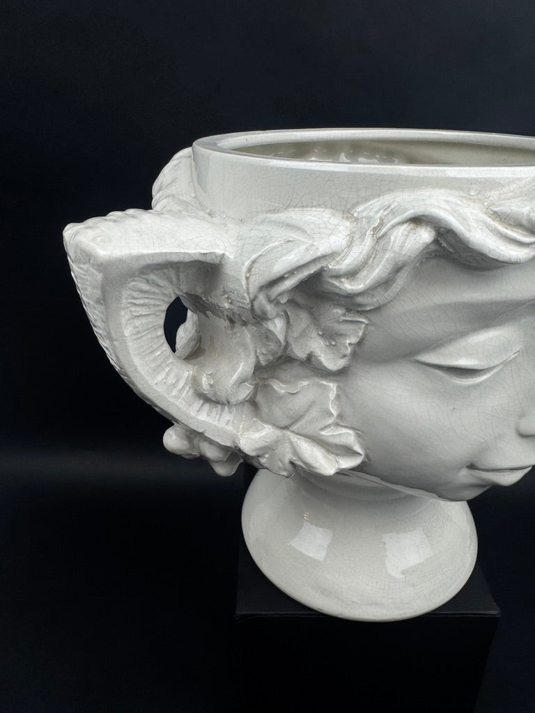 Grand cache pot faïence blanche têtes de faunes vers 1900