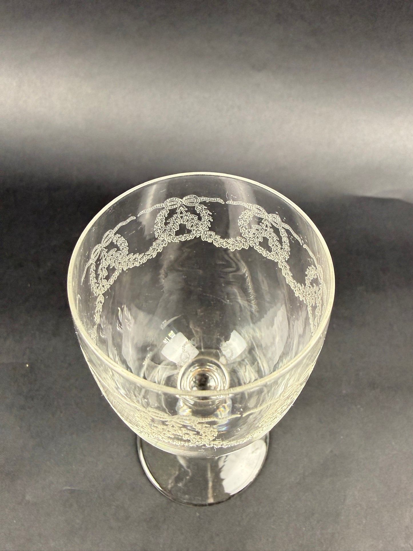 Suite de 6 verres à vin blanc/porto en cristal gravé
