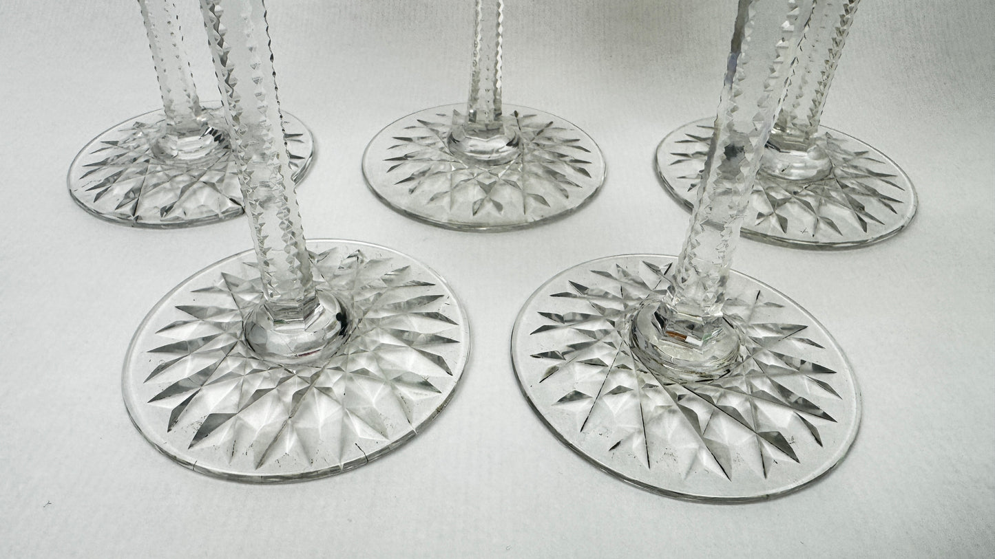 Suite de 5 verres anciens en cristal taillé doublé couleur 19 cm – Baccarat – Modèle S1136 – vers 1890