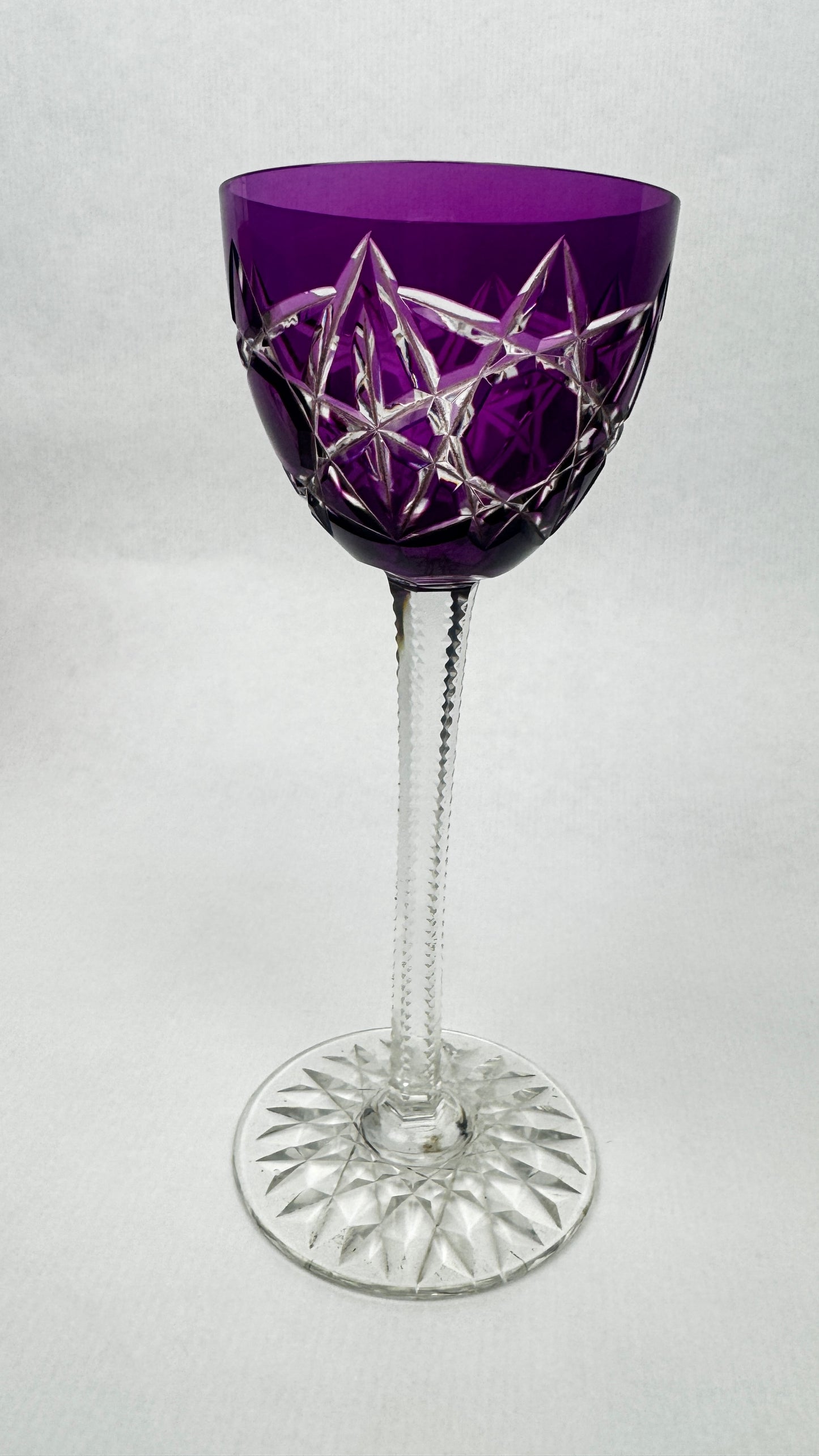 Suite de 5 verres anciens en cristal taillé doublé couleur 19 cm – Baccarat – Modèle S1136 – vers 1890