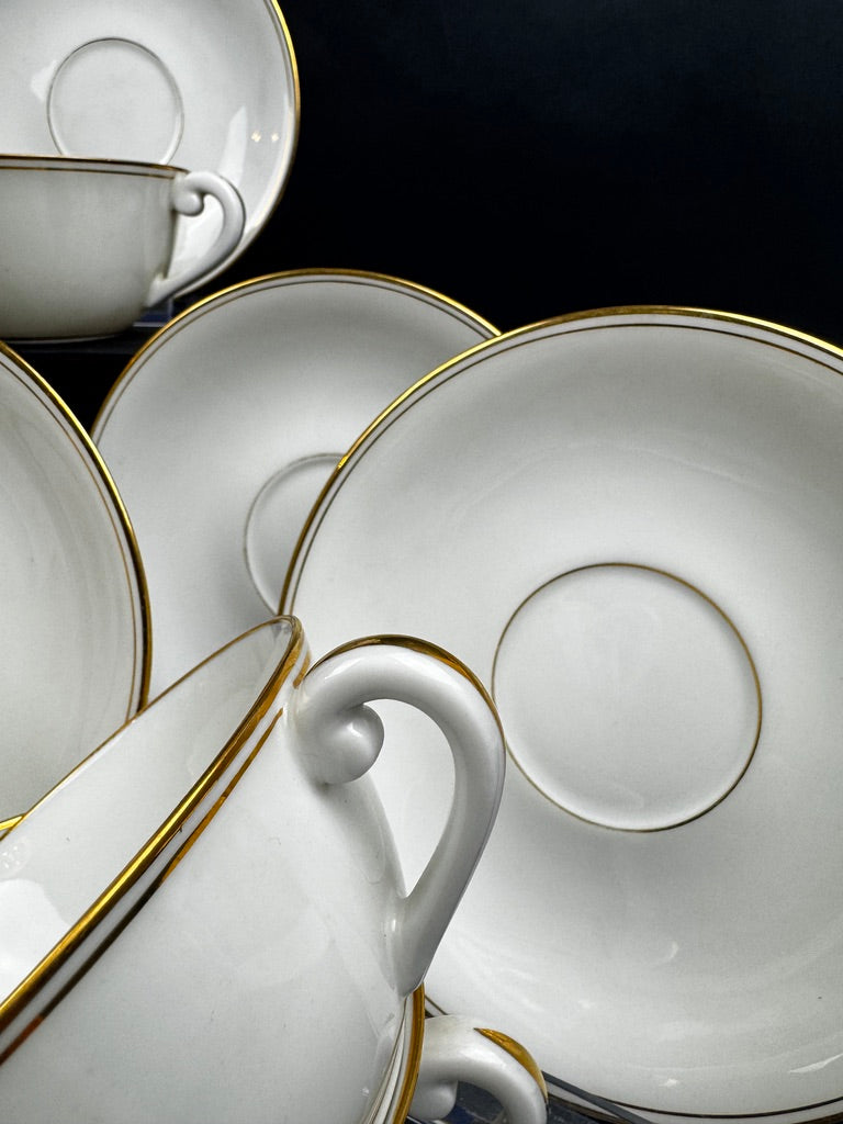 Service de 6 tasses à thé et sous tasses en porcelaine de Limoges A. Vignaud à filet or
