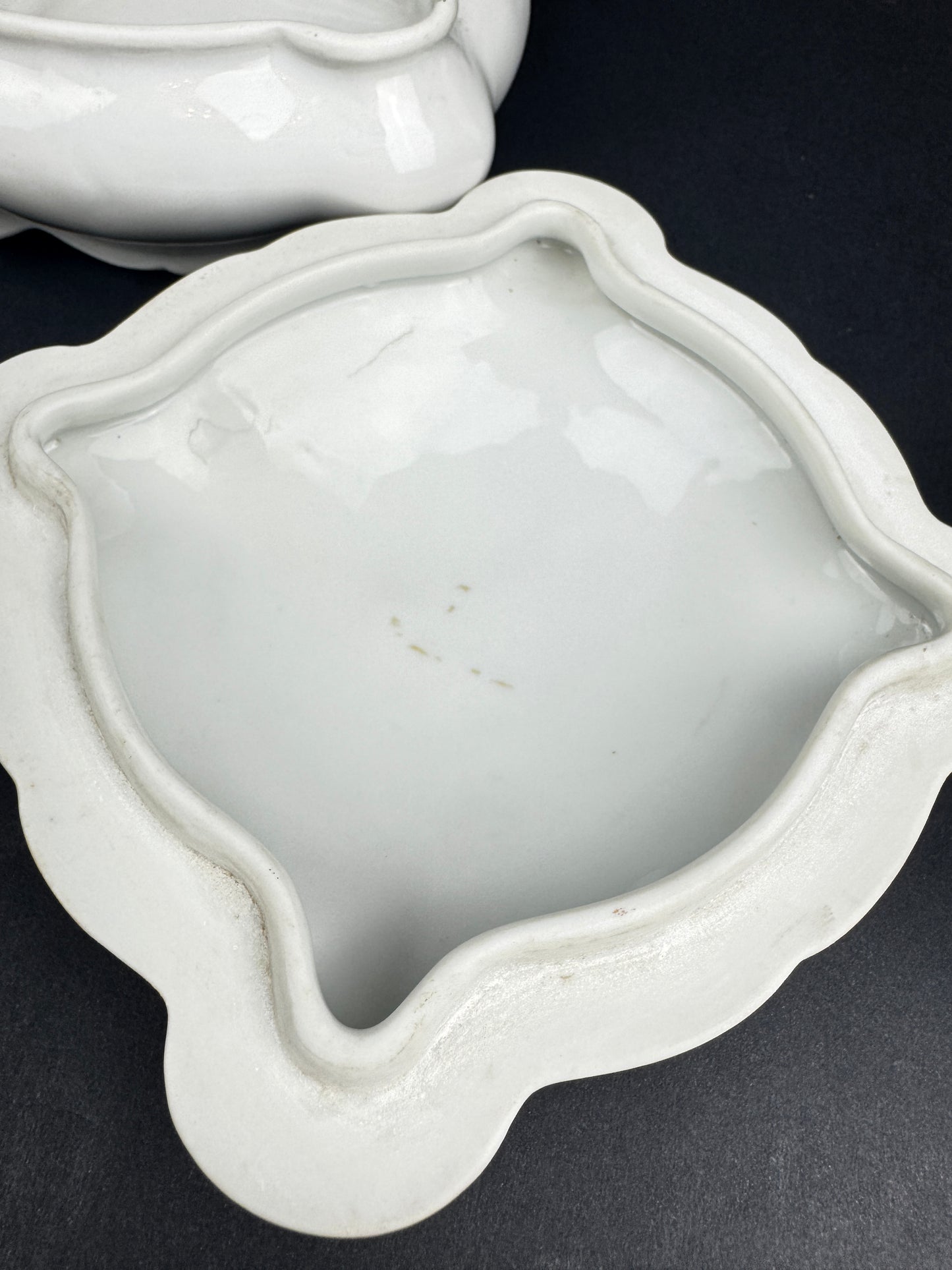 Boîte carrée Tharaud Limoges, décor putti en camaïeu bleu