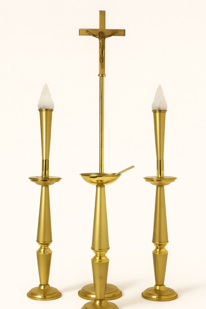 Ensemble liturgique chapelle mi-siècle laiton et polymère croix lampes bénitier