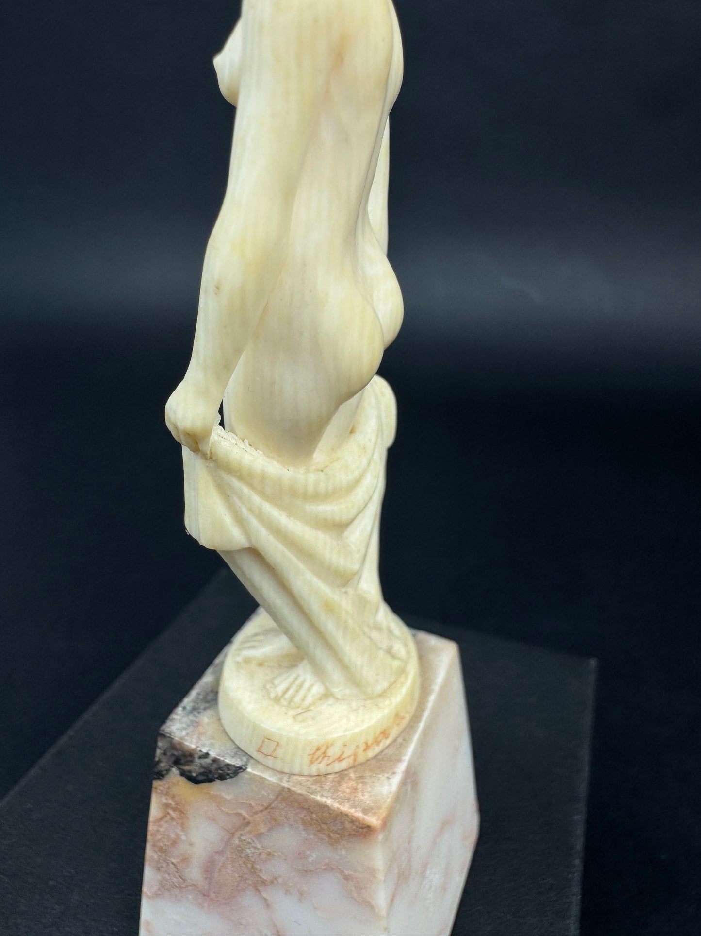 D. Chiparus (1886-1947) – Jeune femme nue, vers 1930 – Sculpture Art Déco sur socle en marbre rose