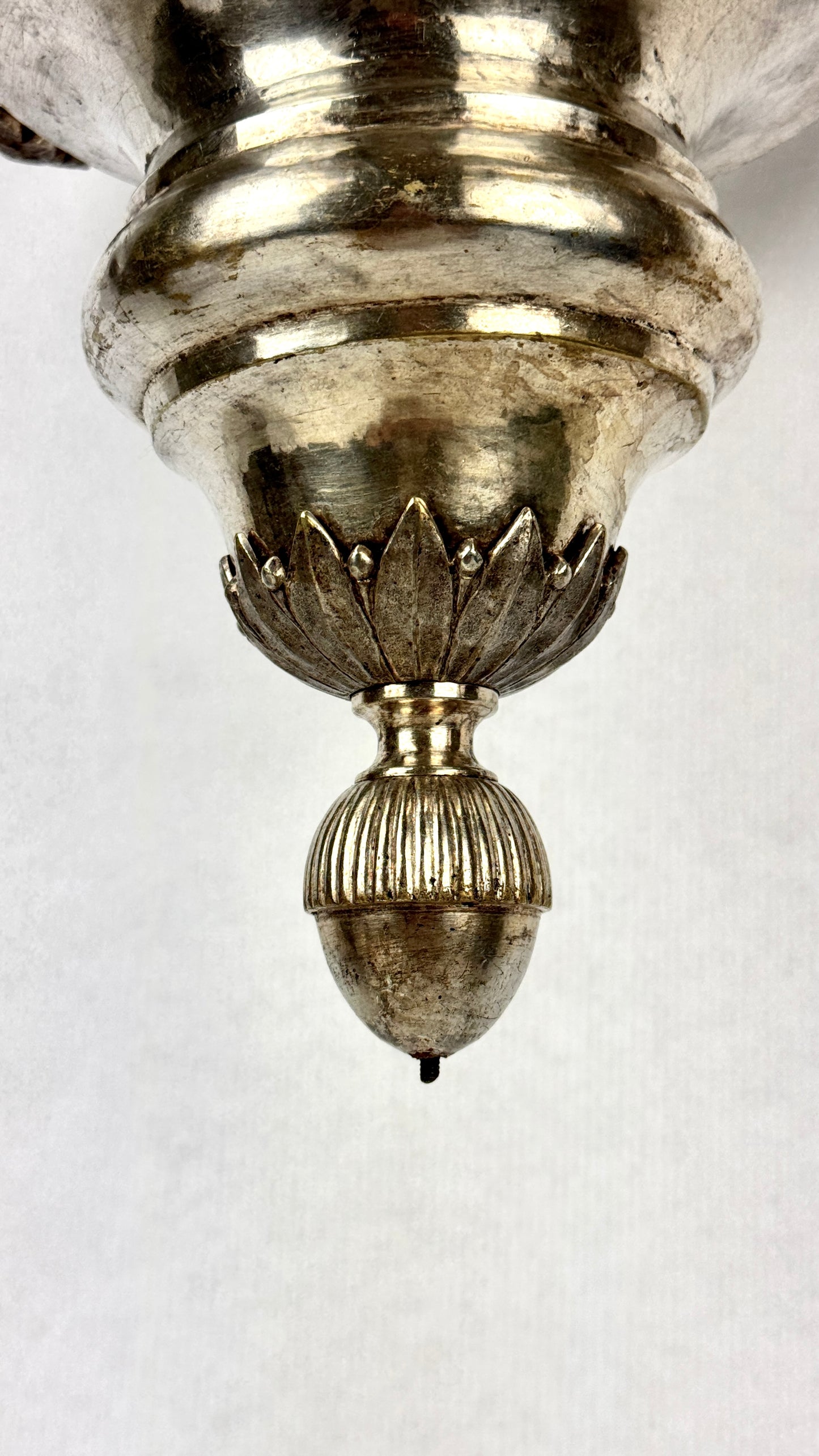 Lustre de sanctuaire XIXe siècle en laiton argenté, décor d’anges 78 cm