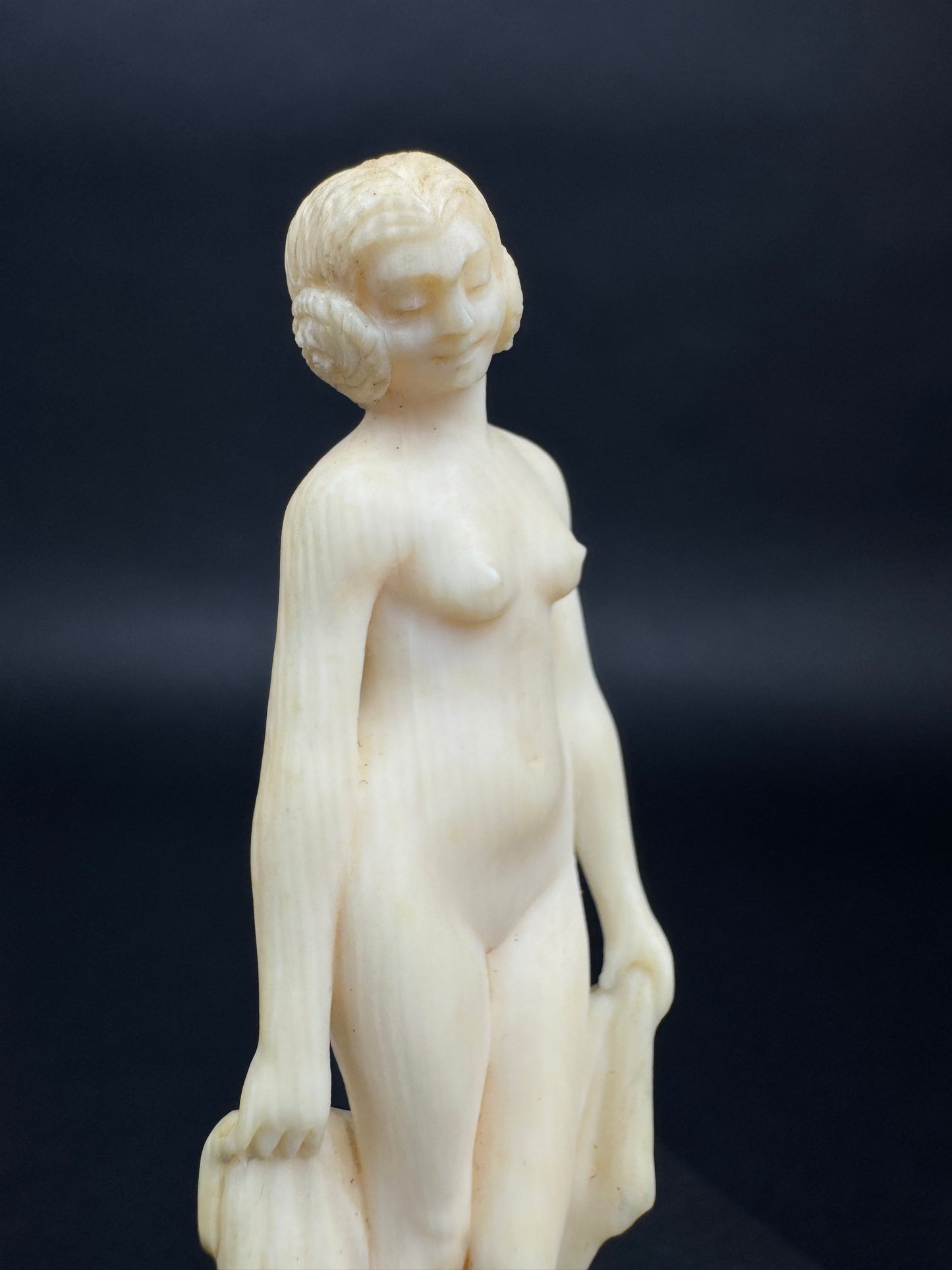 D. Chiparus (1886-1947) – Jeune femme nue, vers 1930 – Sculpture Art Déco sur socle en marbre rose