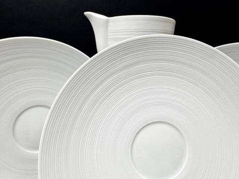 Suite de 4 tasses à déjeuner et crémier J.L. Coquet Hémisphère White Satin