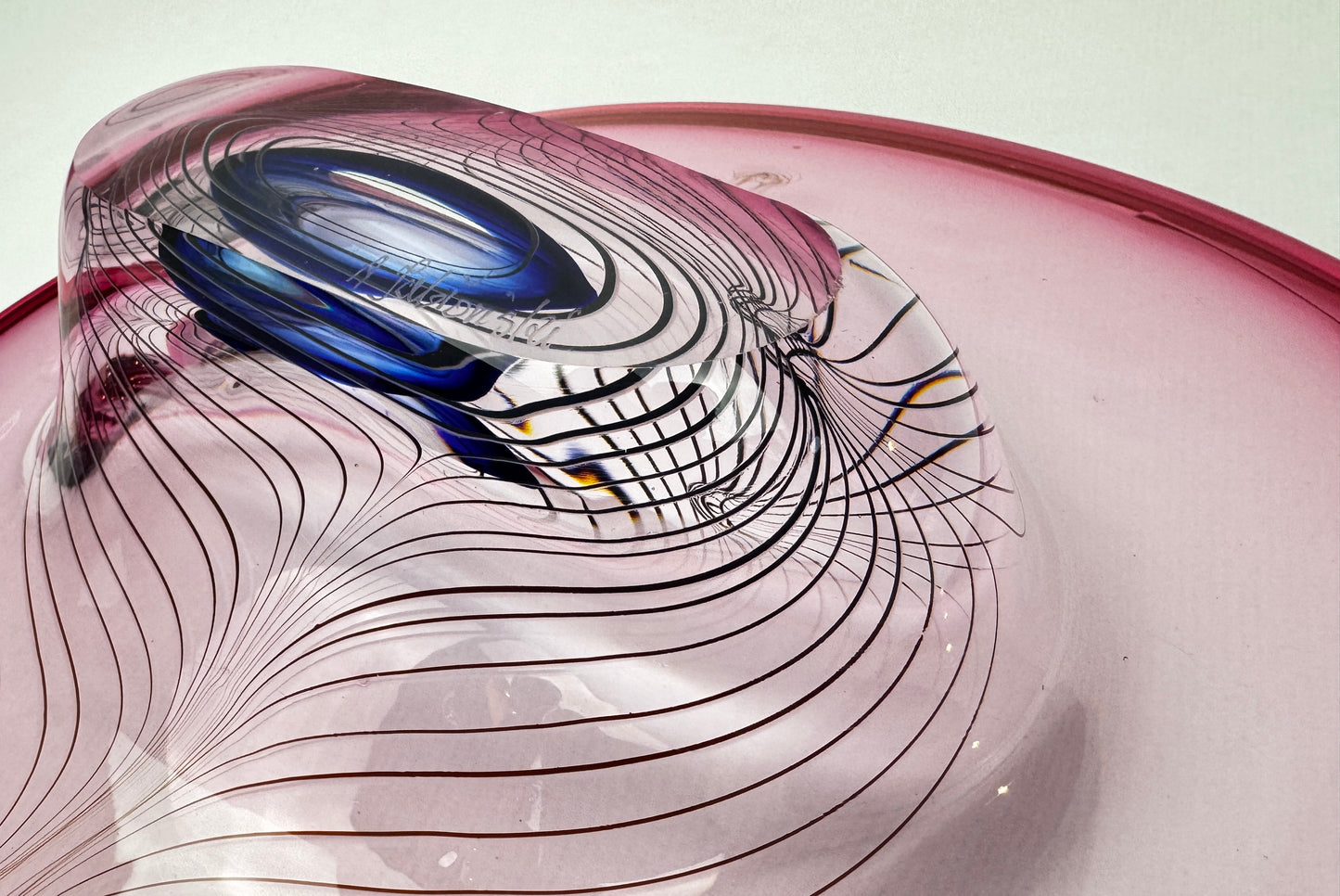 Coupe en verre d’art signée Adam Jabłoński – Studio glass polonais, fin XXe siècle