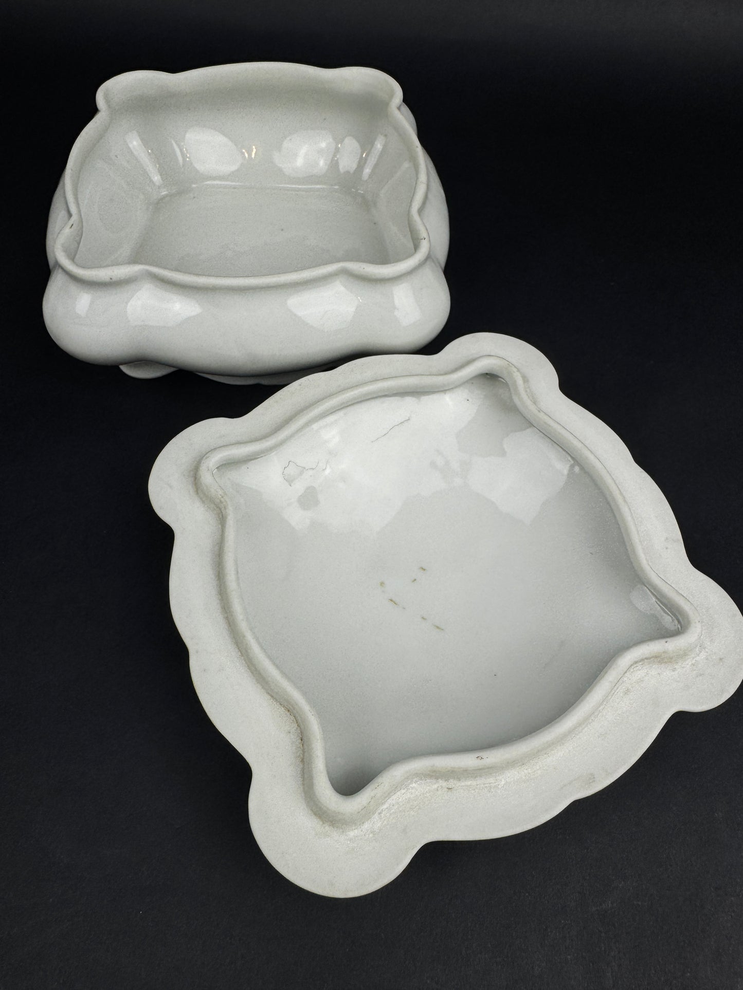 Boîte carrée Tharaud Limoges, décor putti en camaïeu bleu