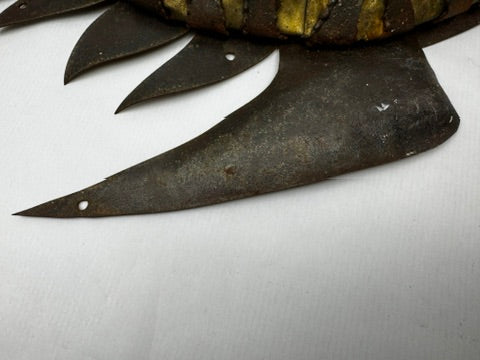 Sculpture murale poisson métal doré et fer riveté art brutaliste