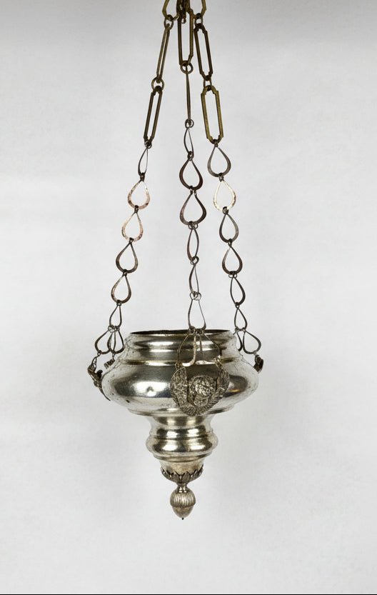 Lustre de sanctuaire XIXe siècle en laiton argenté, décor d’anges 78 cm