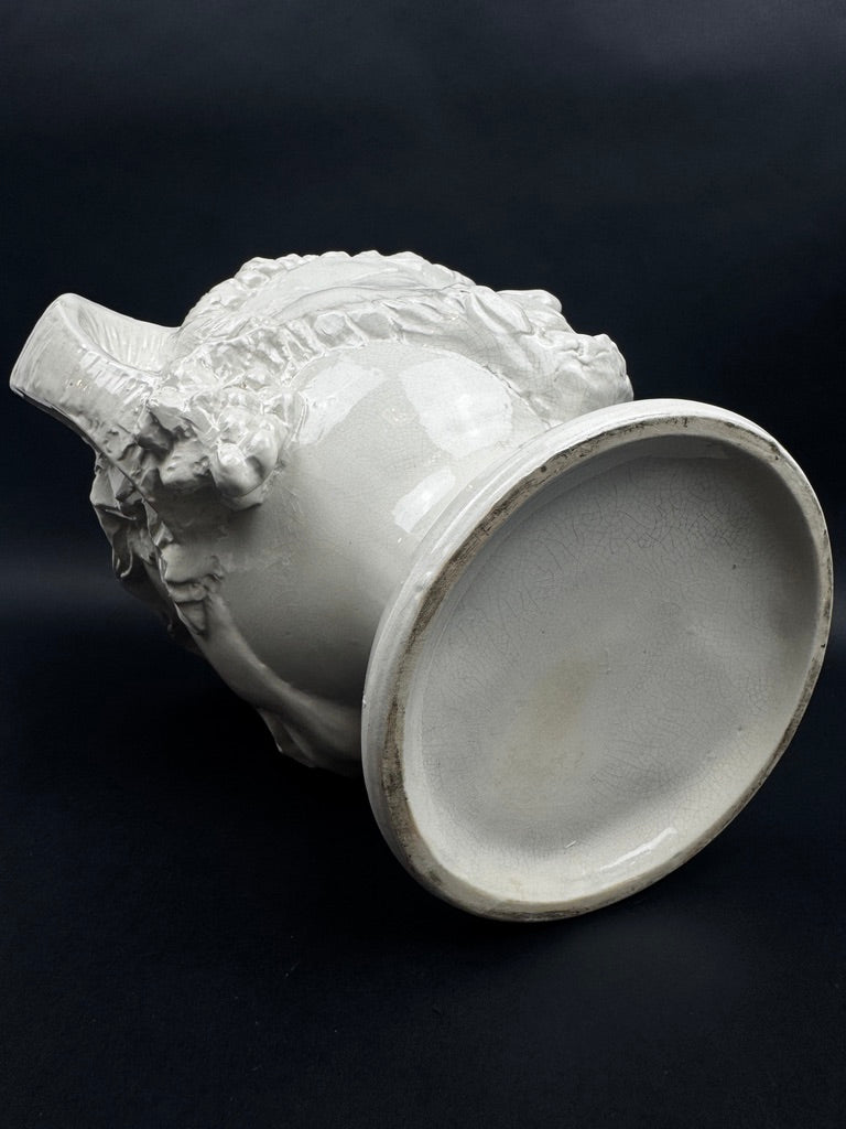 Grand cache pot faïence blanche têtes de faunes vers 1900